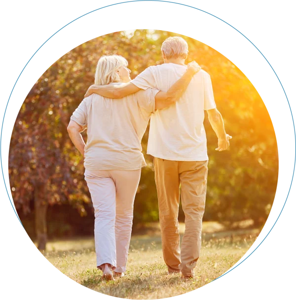 Älteres Paar beim Spaziergang im Sonnenlicht