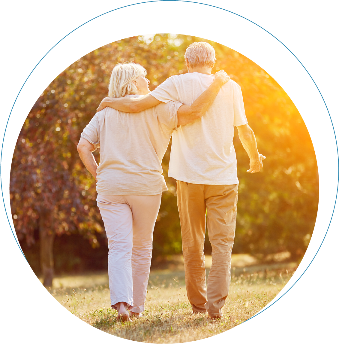 Älteres Paar beim Spaziergang im Sonnenlicht